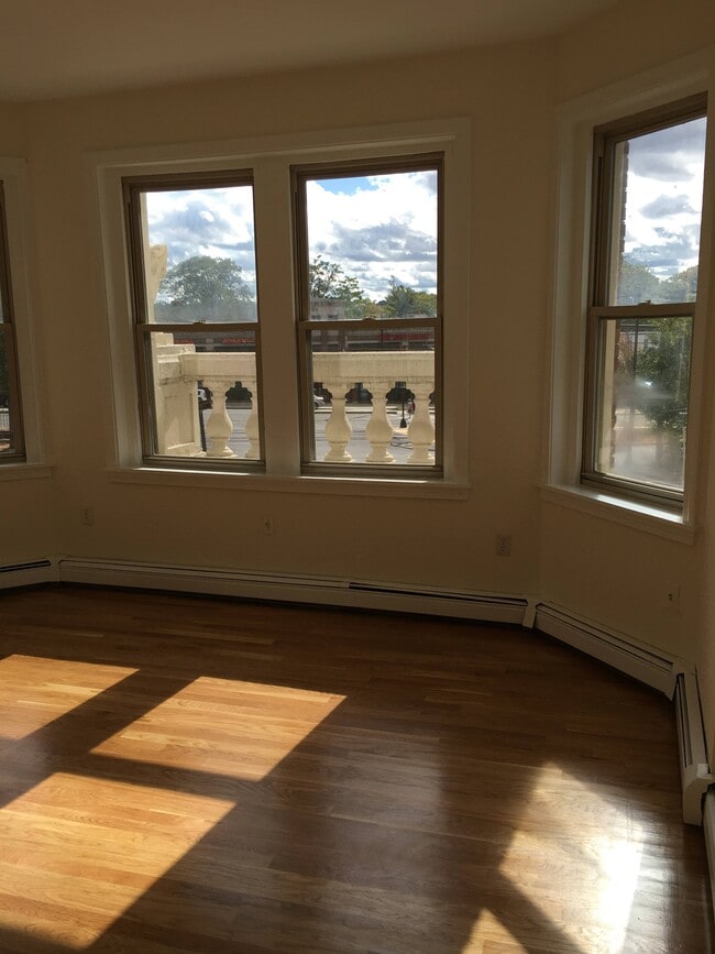 living/sleeping space - 1677 Commonwealth Ave Unit 5