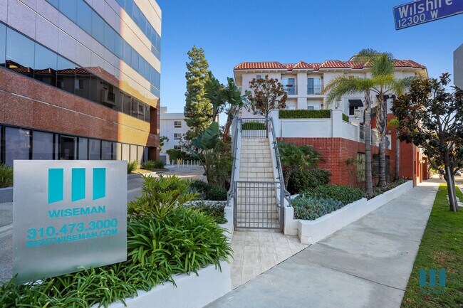 Vista de la acera de McClellan Corner - McClellan Corner by Wiseman