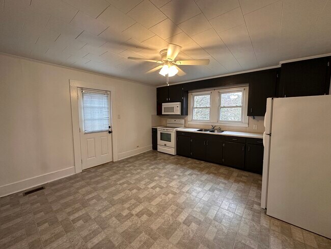 Photo - 219 College St