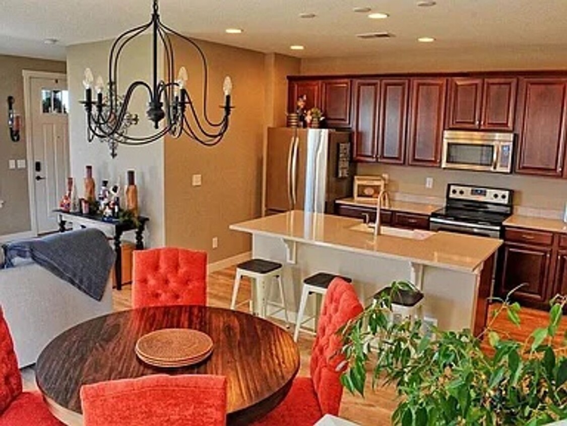 Outstanding Townhome W/ Large 3 Bed- 2.5 B... - Outstanding Townhome W/ Large 3 Bed- 2.5 B...