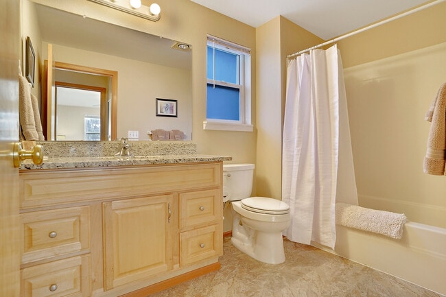 Photo - 731 Elm St SW Unidad Upstairs Apartment