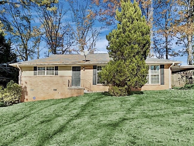 Building Photo - 227 Evergreen Dr SE