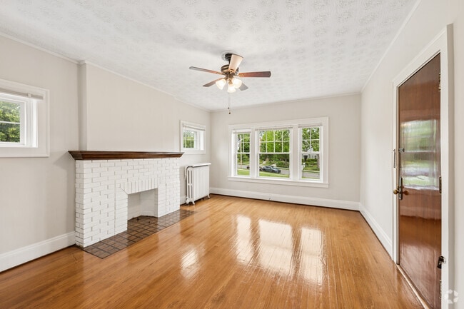 1BR, 1BA - 600SF - Living Room