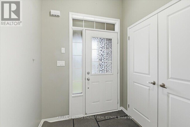 Photo - 18 Rimrock Cres