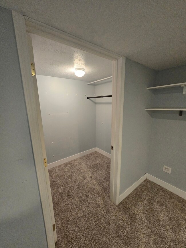 walkin closet - 3877 W Holyoke Pl