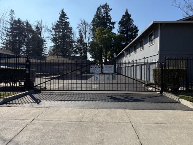 Building Photo - Spacious 3-Bedroom Condo in a Prime, Convenient Location