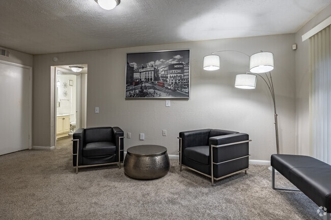 1BR, 1BA - 660SF - Living Room