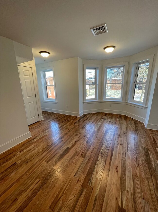 Building Photo - 136 S Clark St Unit 2
