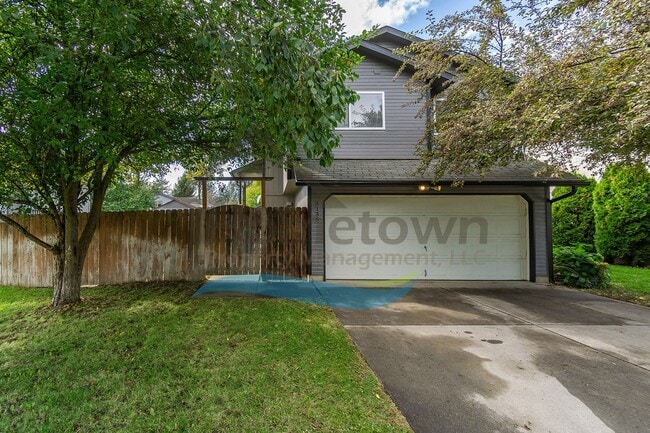 Building Photo - 4 Bedroom 2 Bathroom Home with Attached 2 ...