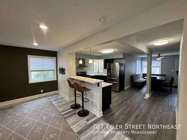 Photo - 707 Tyler St NE