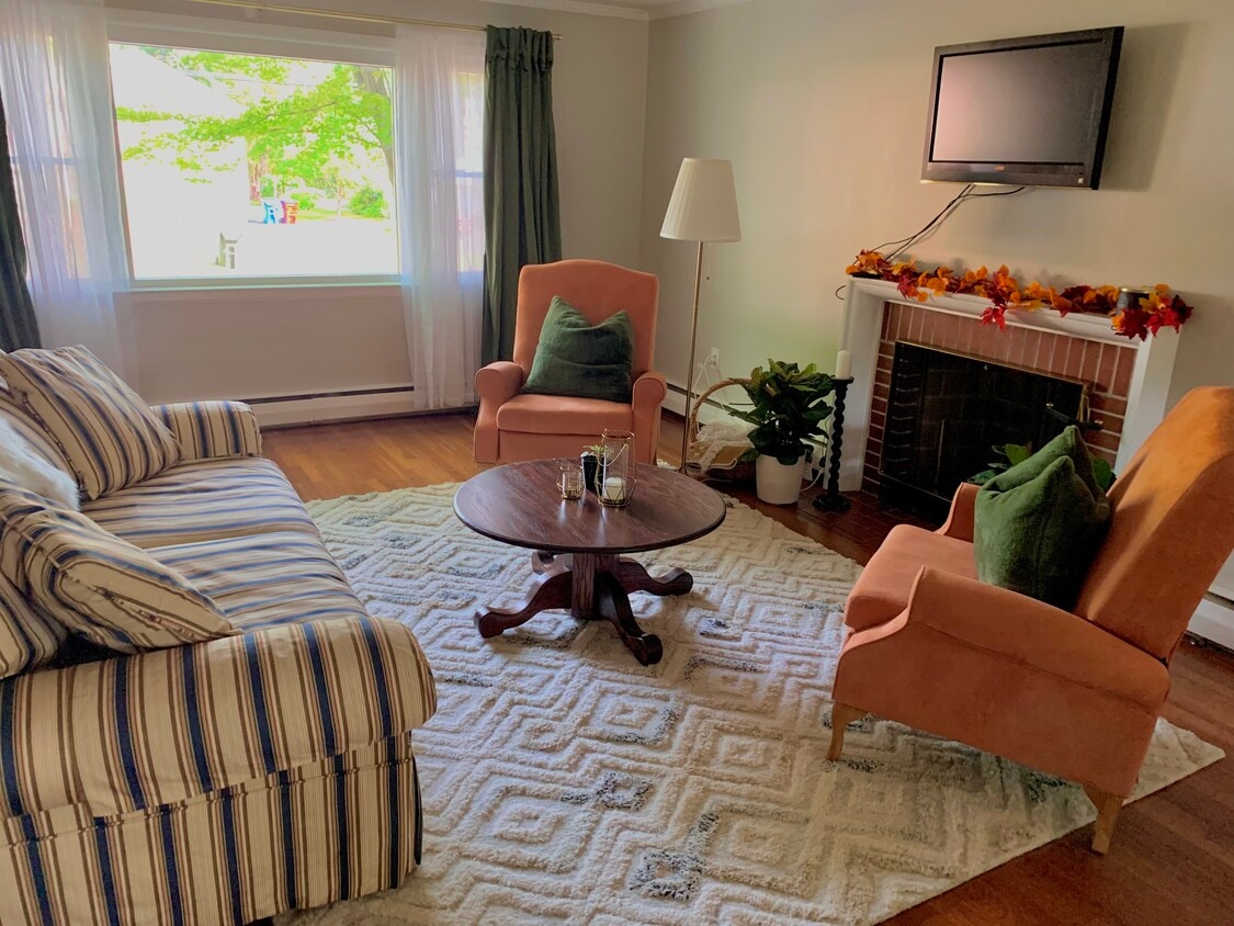 Photo - 83 Hilldale Rd (West Hartford, CT)