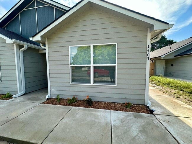 Photo - 1703 N Grove St