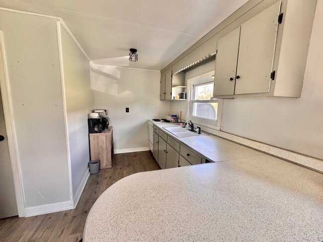 Photo - 2073 Castleton Rd