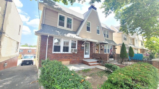 Photo - 2540 Woodhull Ave House