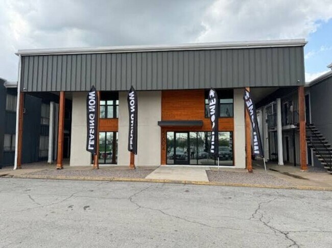 Photo - Oaks at Five Mile Apartments