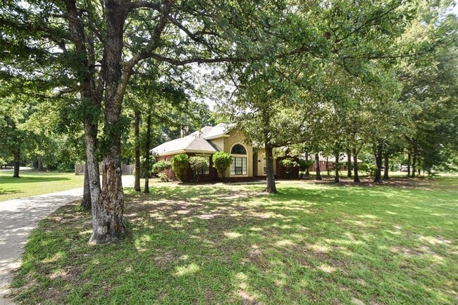 Building Photo - 709 Yellowstone Dr