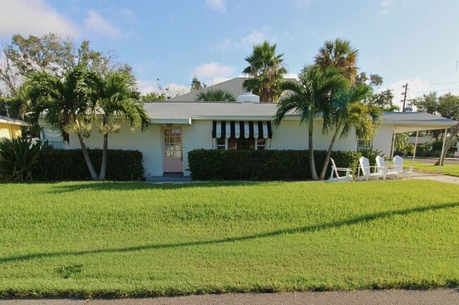 Building Photo - Steps to the Gulf! Spacious 3-Bed, 2 Bath ...