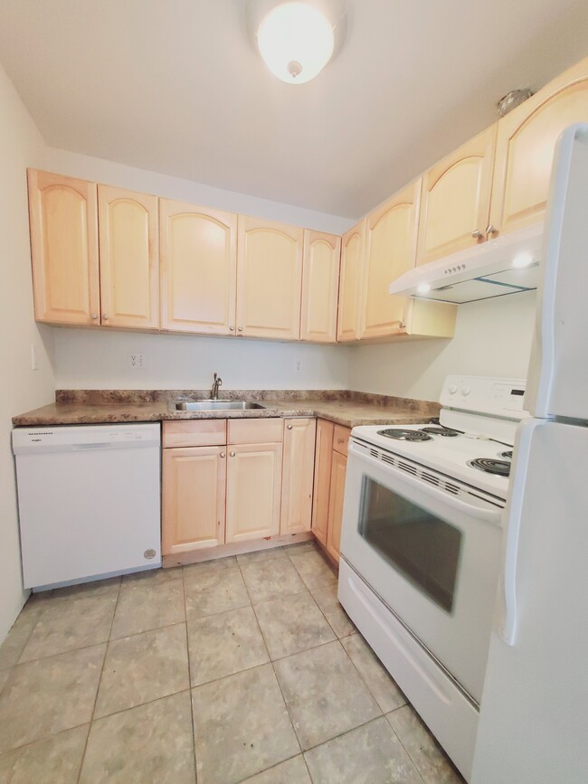 Building Photo - 31 Stuart Ave Unit 16
