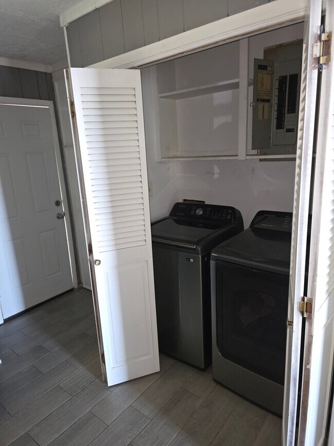 Photo - 1275 Smith Dr