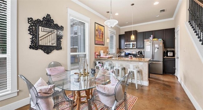 Photo - 507 W N Loop Blvd