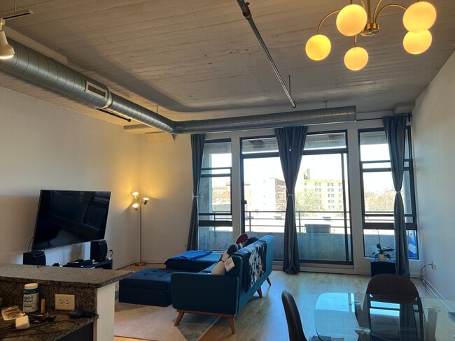 Building Photo - 1550 S Blue Island Ave Unit 405