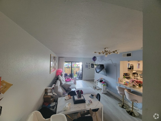 Building Photo - 9415 Fontainebleau Blvd Rental
