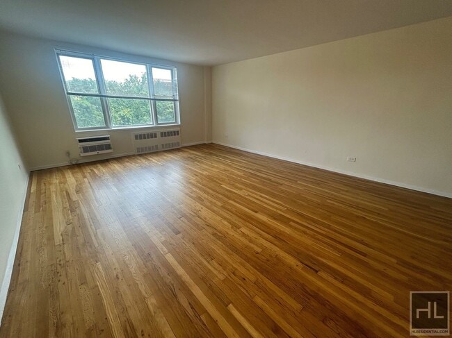 Building Photo - 1 Bedroom Apartment In Glen Oaks! $2,600 N... Unit 5H