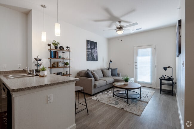 2BR, 2BA - 926SF - Living Room