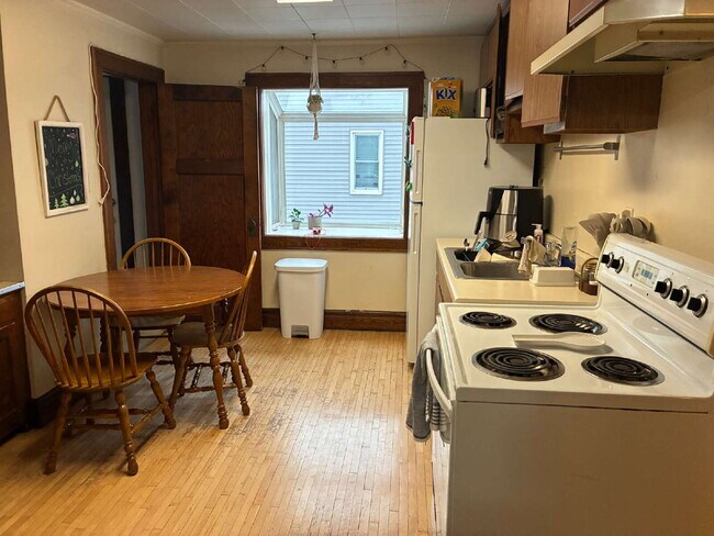 Nice 3 Bed 1 bath close to Water St. and UWEC! Available June 1st