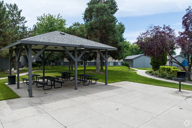 Pavilion and BBQ Area - Arbor Crossing
