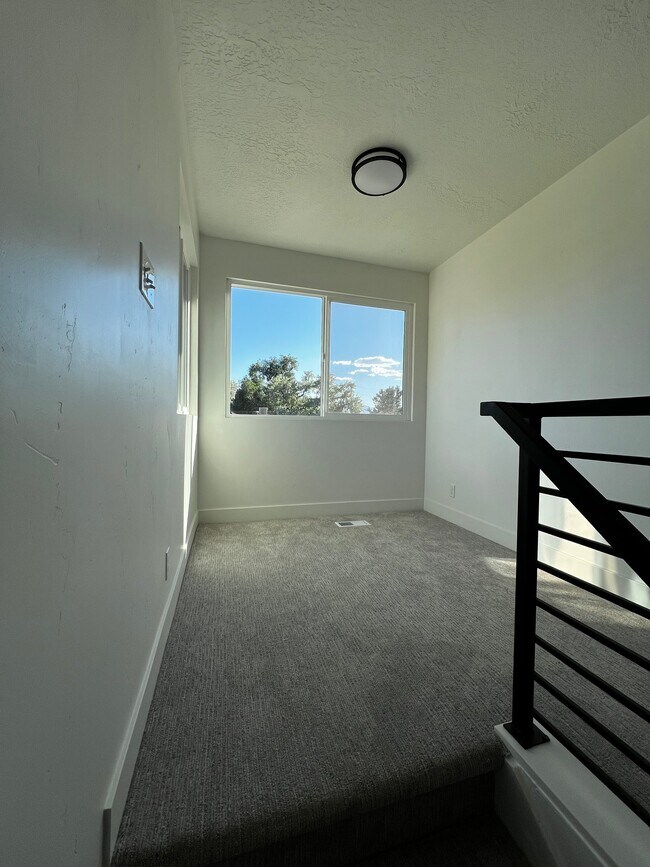 Photo - 1005 E Platinum Way