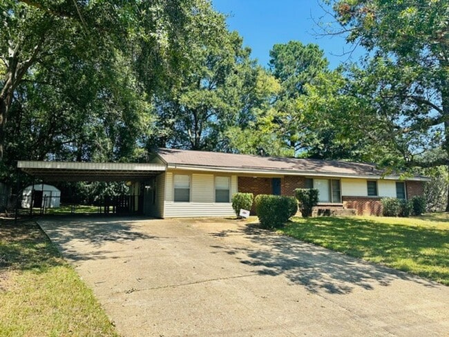 Building Photo - ** 5 Bed 2 Bath located in County Downs** ... Rental