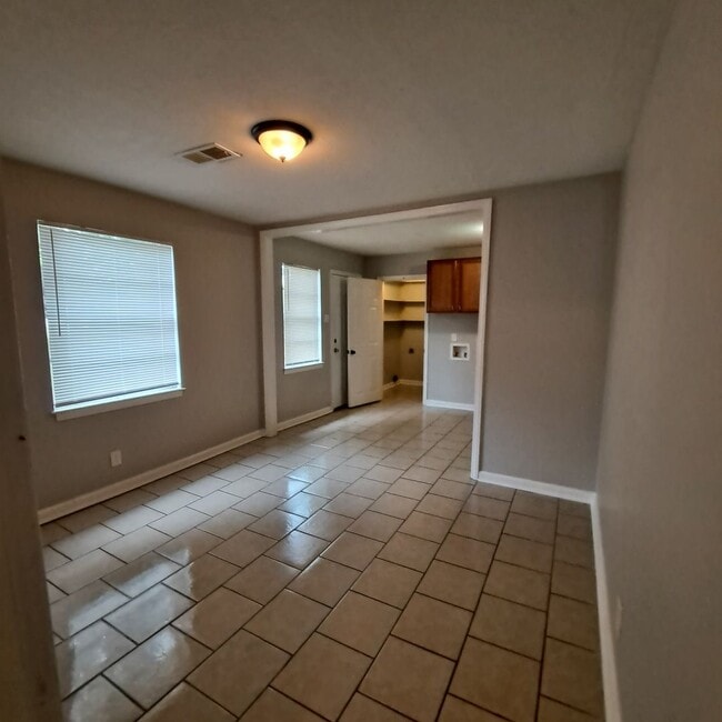 Photo - 264 E Holmes Rd