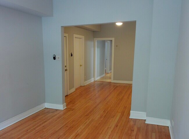 Photo - 937 N Ashland Ave Unit 2