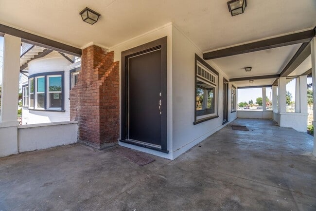 Photo - 1019 N Main St