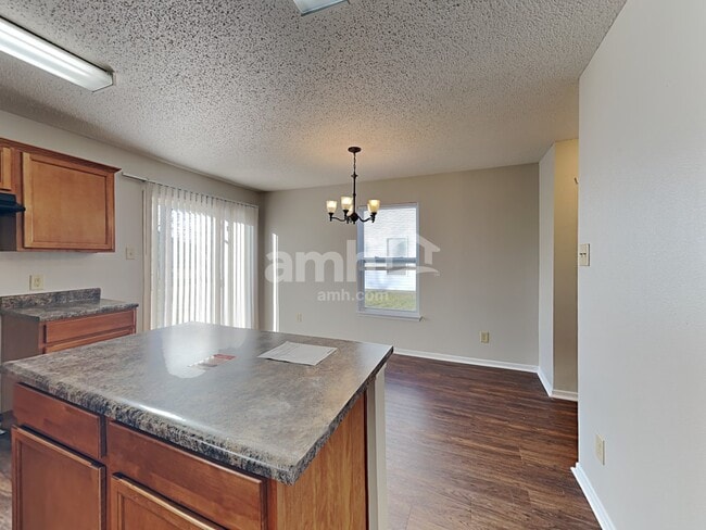 Photo - 690 Runnymede Ct