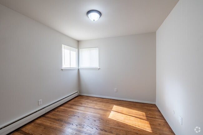 2BR, 1BA - 800SF - Primary Bedroom