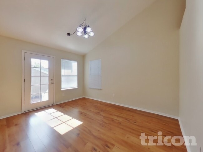 Photo - 715 Lotz Way