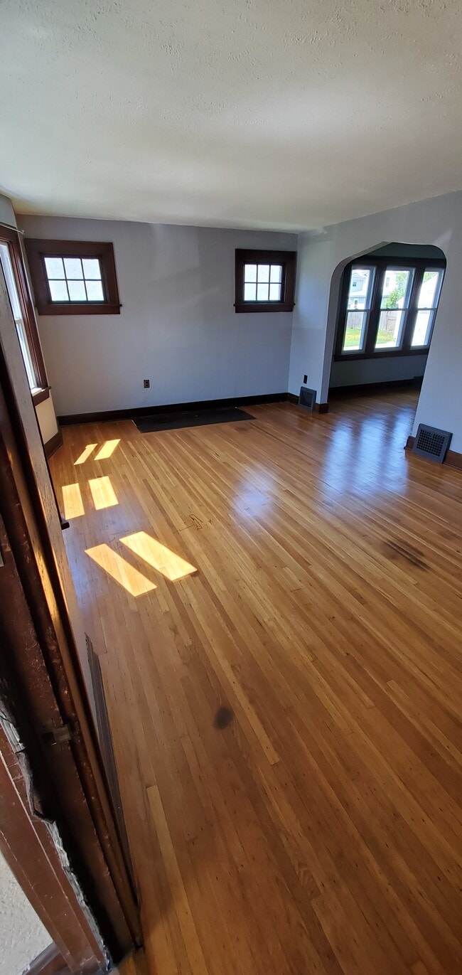 Sala de estar - 98 Enola Ave Unidad Lower