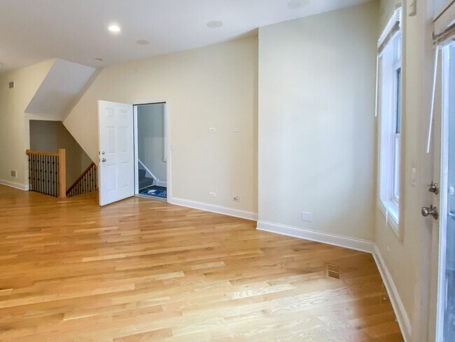 3247 N Seminary Ave Unit 1A
