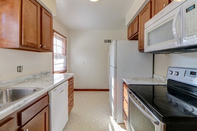 Photo - 3 Bedroom house in Champaign-AVAILALBE August 2026