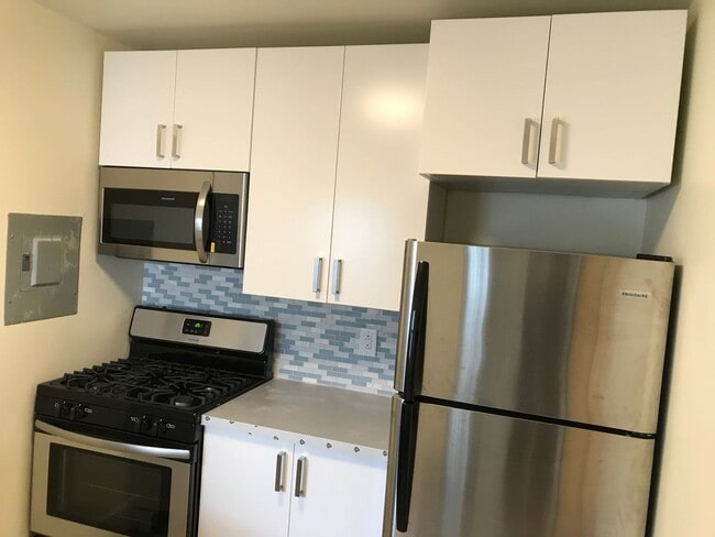 Building Photo - Updated 1BR Apt available now! Unit Floor 2 - Front