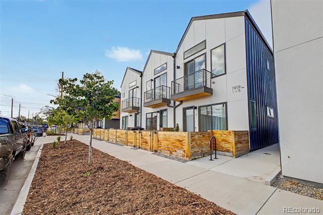 1921 W Elk Pl
