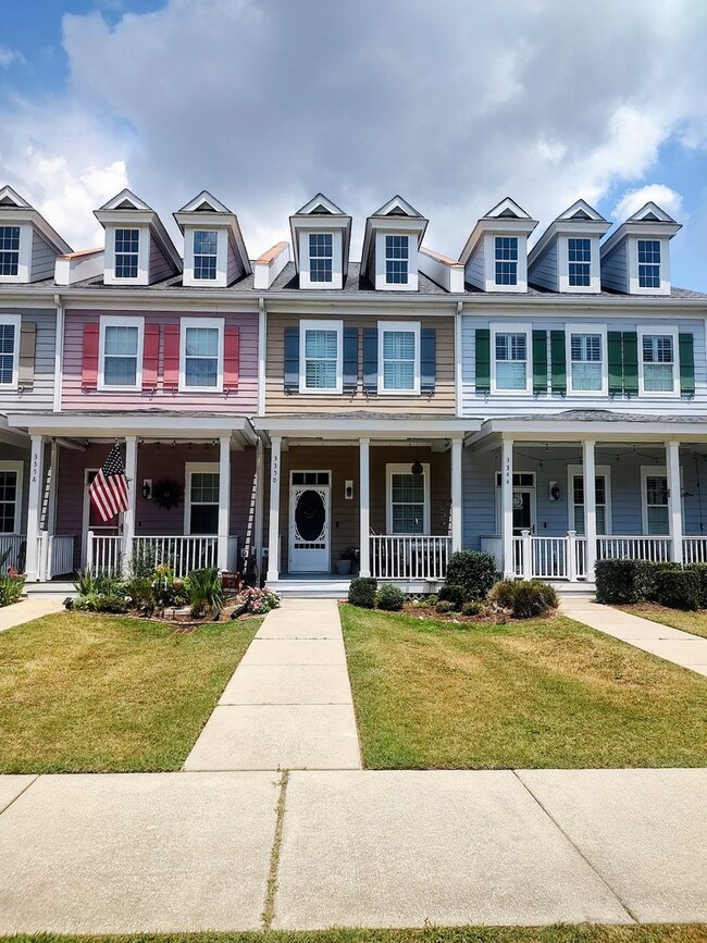 Building Photo - Beautiful 2 Bedroom Townhome in Market Common – Prime Location Near the Beach!