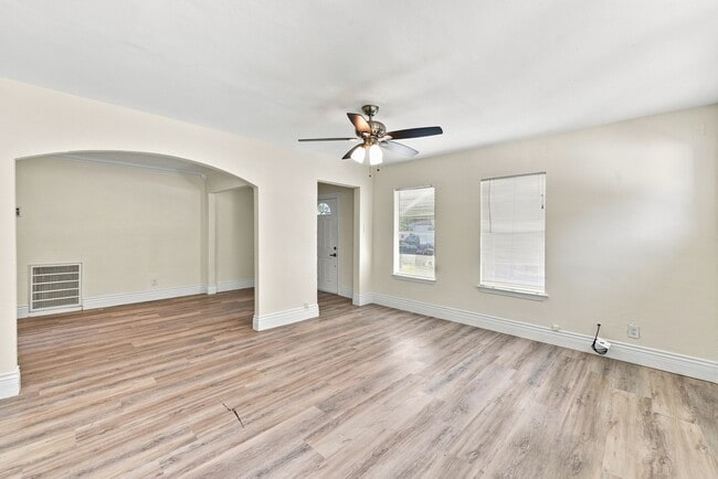 Photo - 1012 W Hart Ave