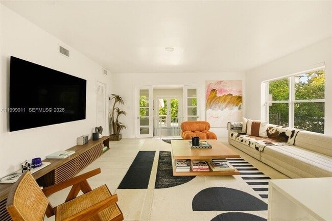 Photo - 725 W 51st St