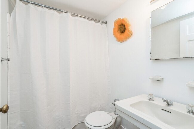 Bathroom - 31 Palmer Sq W Unit #B