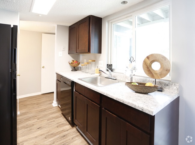 2BR/1BA -945SF