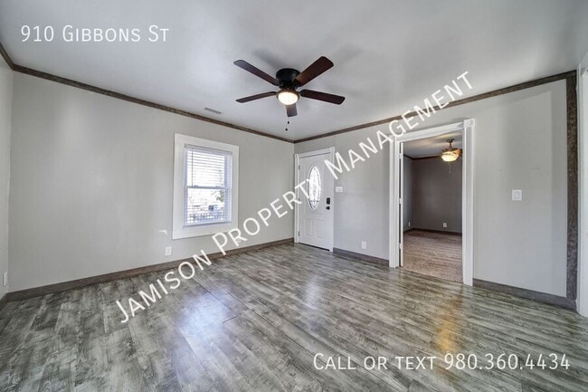 Photo - 910 Gibbons St