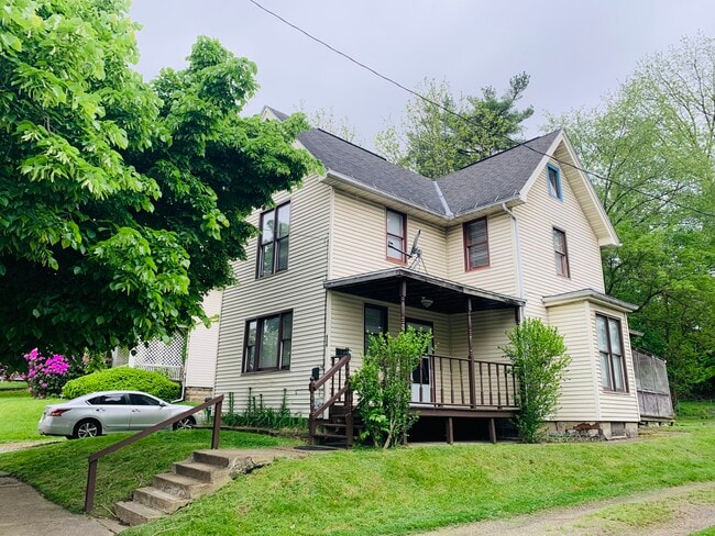 Photo - 926 Main Ave W House